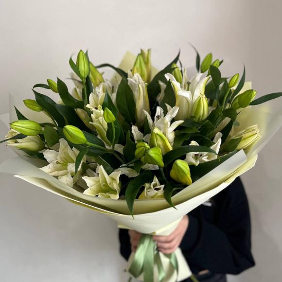 "Лилит" | Моно букет с лилиями